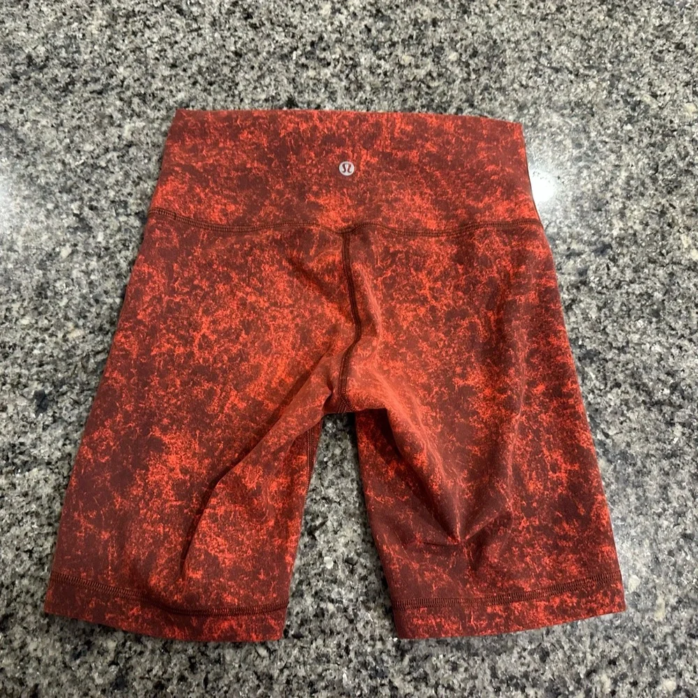 Lululemon Wunder Train High-Rise Short 8"
Denim Wash Print Autumn Red Black - Picture 1 of 7